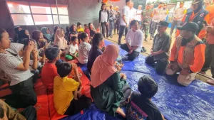 gibran-berikan-bantuan-sembako-kepada-warga-terdampak-banjir-di-sukabumi