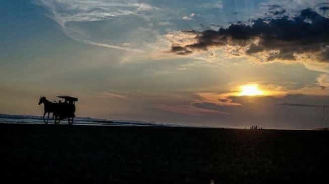 Wisata Malam di Pantai Parangtritis tak Perlu Meniru Bali