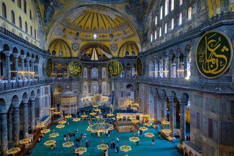 hagia-sophia-menyingkap-keajaiban-arsitektur-yang-menjembatani-zaman-dan-budaya