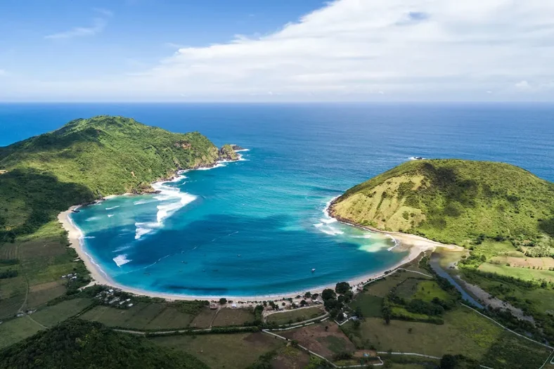 Menilik Pantai Mandalika – Lombok (Nusa Tenggara Barat) Untuk Destinasi