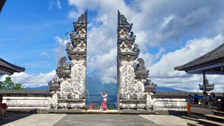 fenomena-foto-viral-di-pura-lempuyang-picu-antrean-wisatawan-berjam-jam