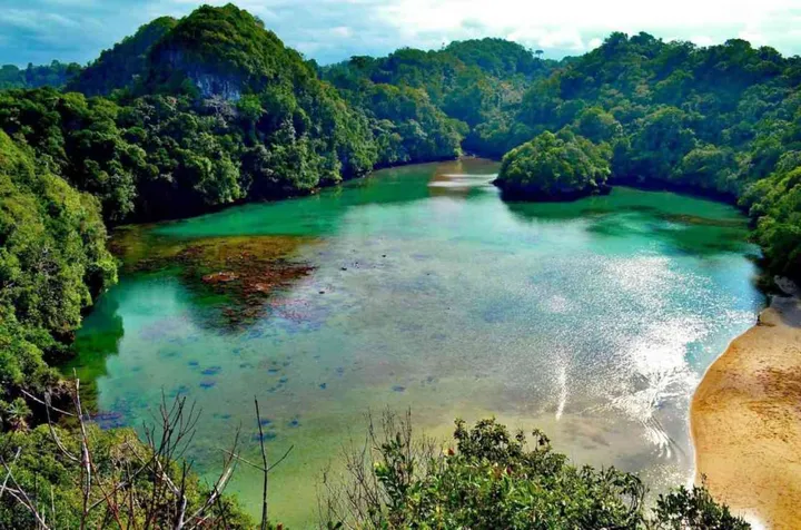10 Surga Tersembunyi & Terbaik di Jawa Timur 2025!