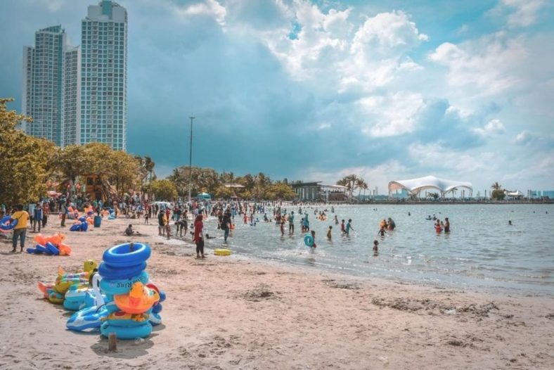 Pantai Ancol: Destinasi Seru di Tengah Kota, Sunsetnya Bikin Betah!