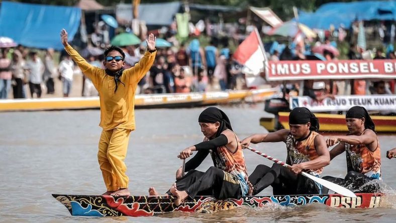menjelajahi-pesona-wisata-riau-dari-istana-megah-hingga-ombak-bono-yang-mendunia