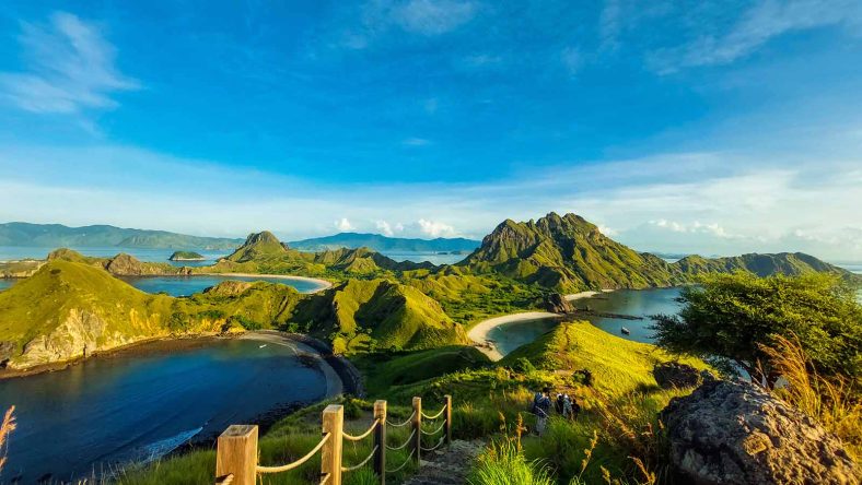 Pesona Wisata Alam Indonesia: Destinasi yang Wajib Dikunjungi di 2025
