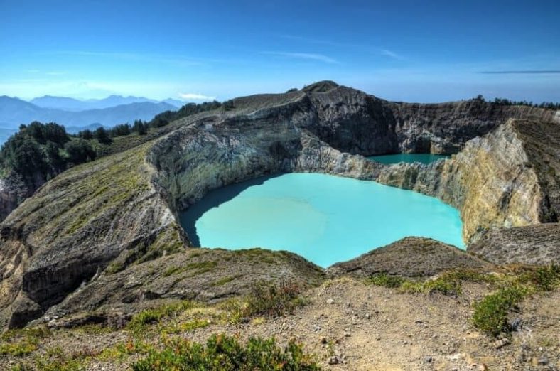 Eksotisme Danau Kelimutu di Ende NTT dengan Tiga Warna Air yang Berubah-ubah